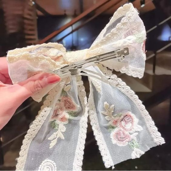 گیره مو پاپیون فرانسوی گلدوزی طرح vip برند feng.y