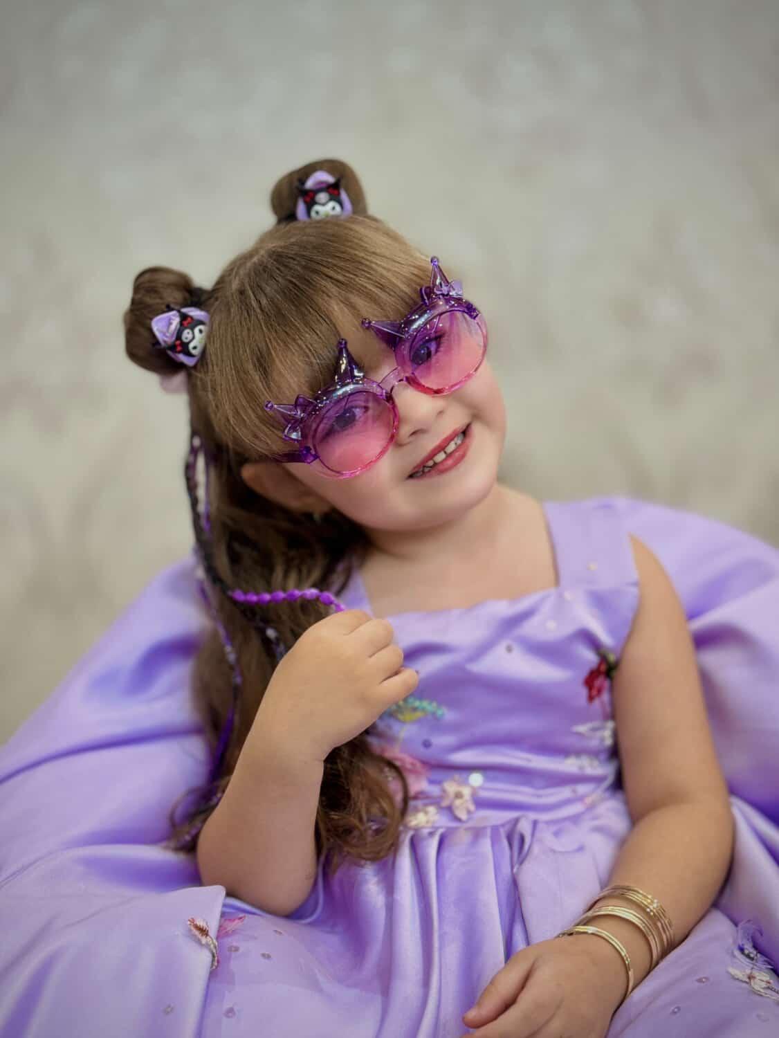 پک کادویی کرومی شامل عینک و دو عدد کش مو آویزدار