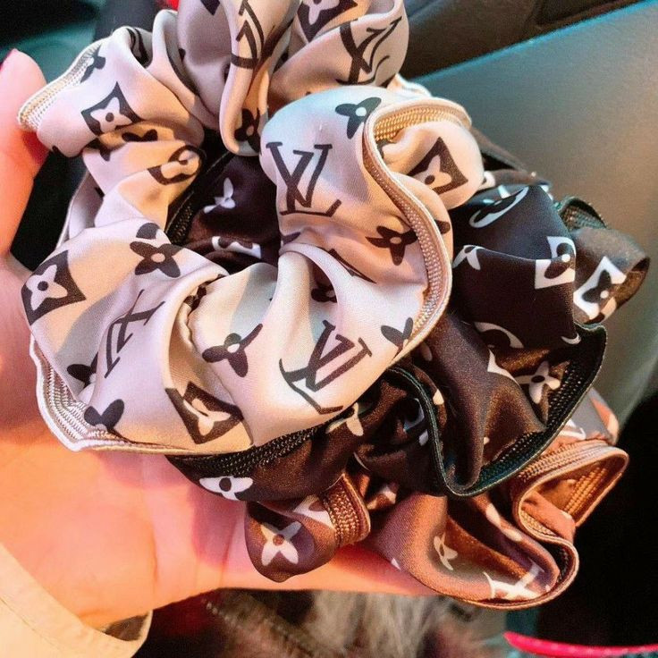 کش مو اسکرانچی ساتن طرح دار lv