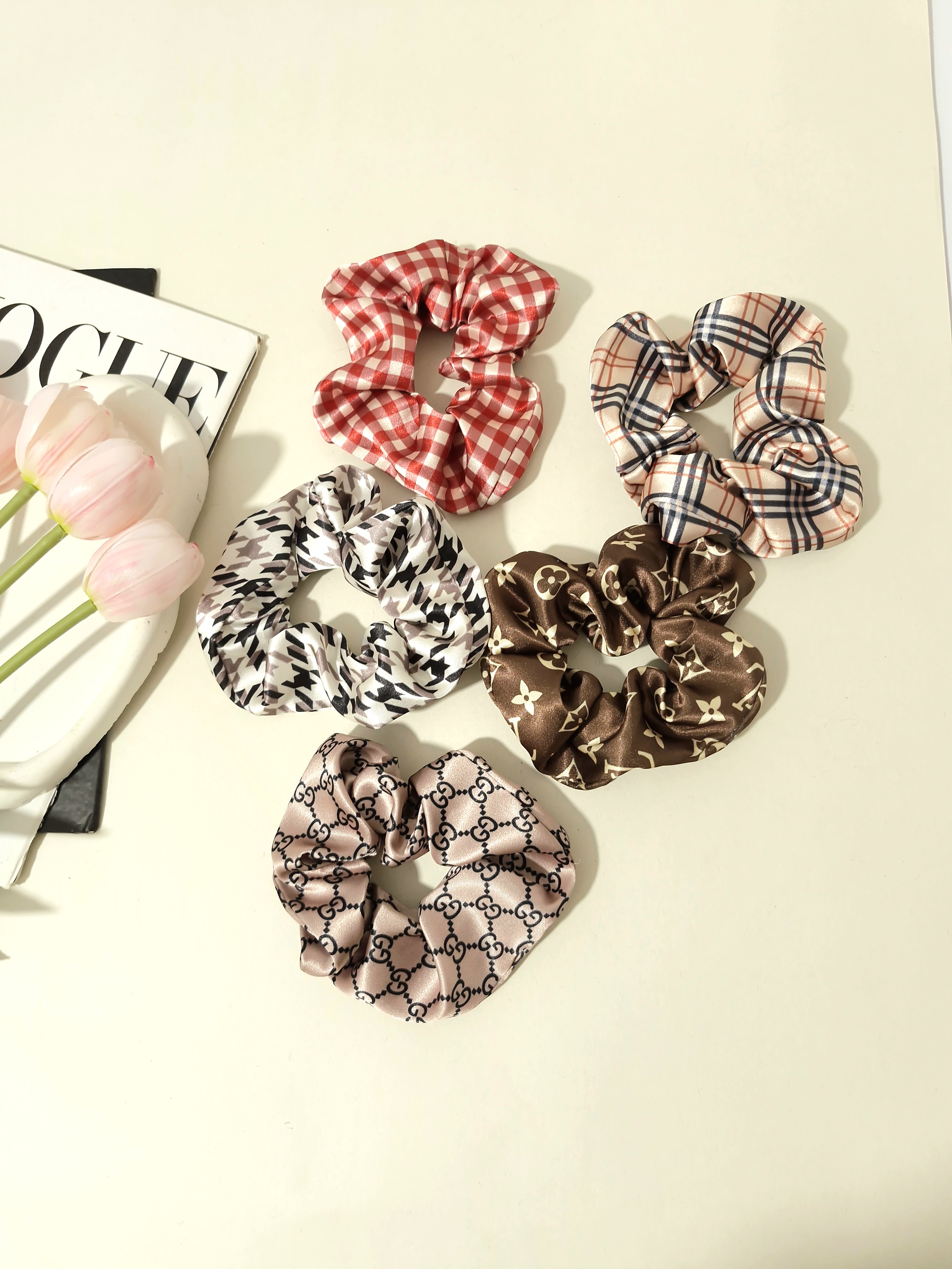 کش مو اسکرانچی ساتن طرح دار lv