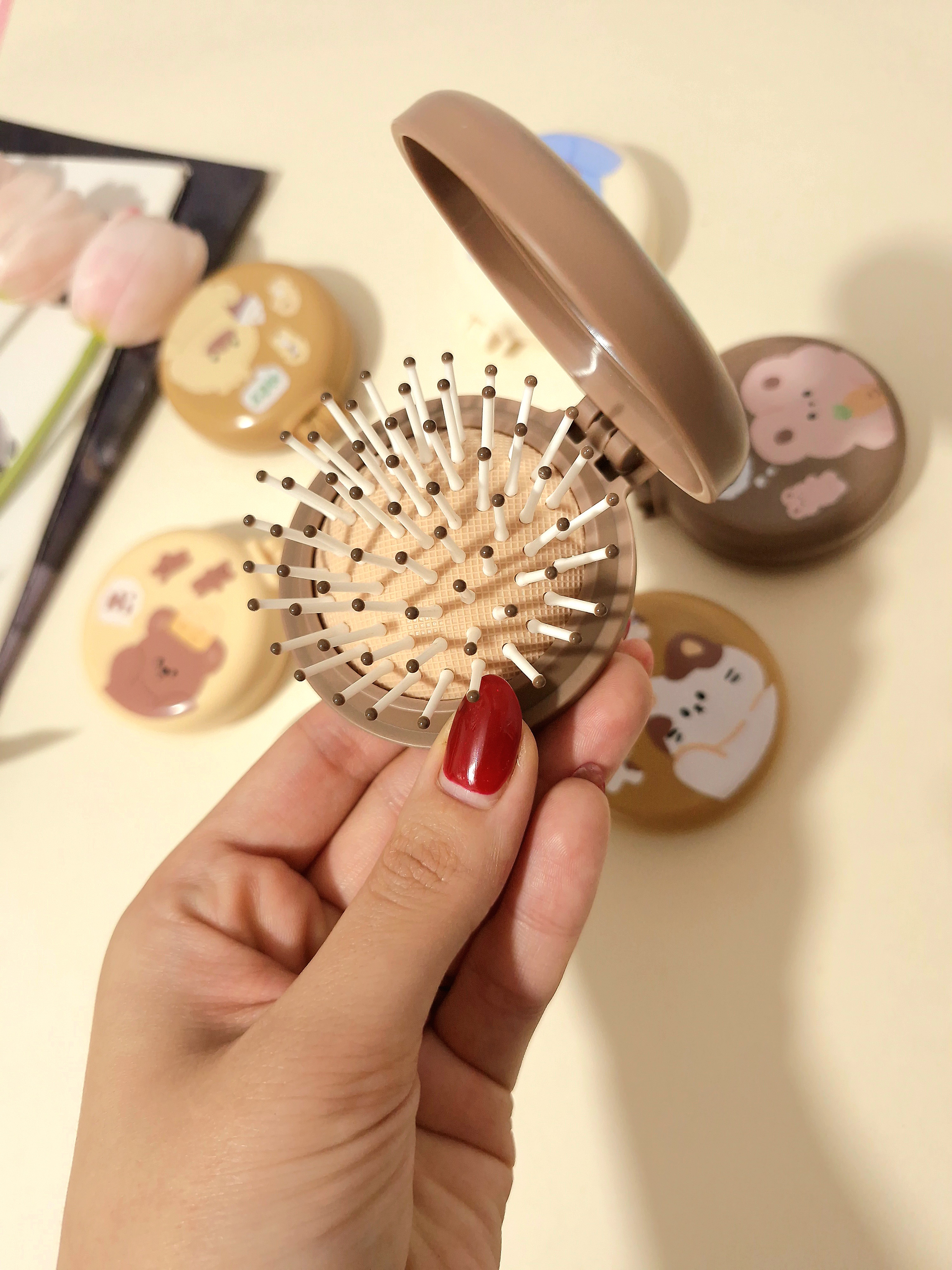 شانه مو تاشو آینهدار فانتزی | شانه جیبی سبک و قابل حمل