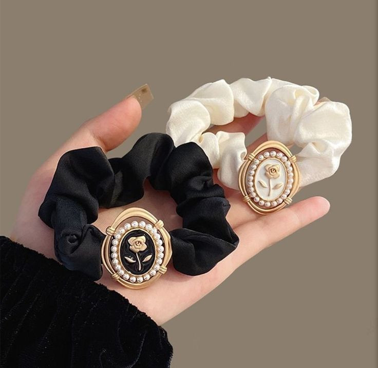 کش مو طرح گل رز چنل مشکی | اکسسوری لوکس زنانه با قاب طلایی و مروارید