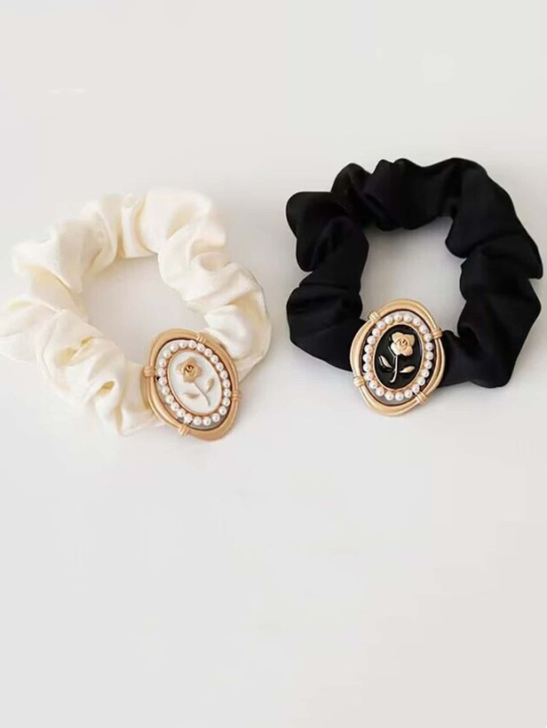 کش مو طرح گل رز چنل مشکی | اکسسوری لوکس زنانه با قاب طلایی و مروارید