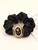 کش مو طرح گل رز چنل مشکی | اکسسوری لوکس زنانه با قاب طلایی و مروارید