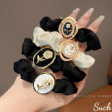 کش مو طرح گل رز چنل مشکی | اکسسوری لوکس زنانه با قاب طلایی و مروارید