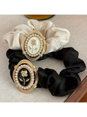 کش مو طرح گل رز چنل مشکی | اکسسوری لوکس زنانه با قاب طلایی و مروارید