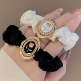 کش مو طرح گل رز چنل مشکی | اکسسوری لوکس زنانه با قاب طلایی و مروارید