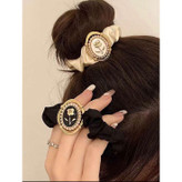 کش مو طرح گل رز چنل مشکی | اکسسوری لوکس زنانه با قاب طلایی و مروارید