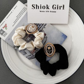 کش مو طرح گل رز چنل مشکی | اکسسوری لوکس زنانه با قاب طلایی و مروارید