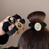 کش مو طرح گل رز چنل مشکی | اکسسوری لوکس زنانه با قاب طلایی و مروارید