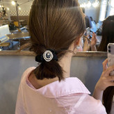 کش مو طرح گل رز چنل مشکی | اکسسوری لوکس زنانه با قاب طلایی و مروارید