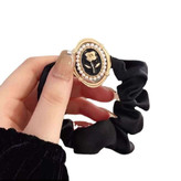 کش مو طرح گل رز چنل مشکی | اکسسوری لوکس زنانه با قاب طلایی و مروارید