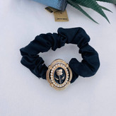 کش مو طرح گل رز چنل مشکی | اکسسوری لوکس زنانه با قاب طلایی و مروارید