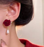 گوشواره زنانه مخمل طرح گل رز مرواریدی رنگ ثابت پینترستی کد ۰۲