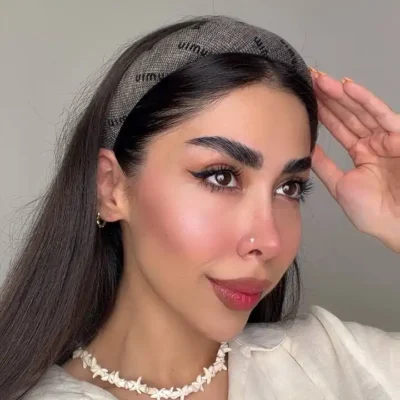 خرید تل موی حجیم نگین‌دار طرح Miu Miu | تل مو شیک زنانه‌_ تل موی حجیم نگین‌دار طرح Miu Miu با طراحی پهن و حجیم و جزئیات درخشان، انتخابی خاص برای دخترانی است که به اکسسوری‌های شیک و متفاوت علاقه دارند. این تل را می‌توانید با موهای باز یا بسته و برای استایل‌
