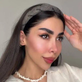 خرید تل موی حجیم نگیندار طرح Miu Miu | تل مو شیک زنانه_ تل موی حجیم نگیندار طرح Miu Miu با طراحی پهن و حجیم و جزئیات درخشان، انتخابی خاص برای دخترانی است که به اکسسوریهای شیک و متفاوت علاقه دارند. این تل را میتوانید با موهای باز یا بسته و برای استایل